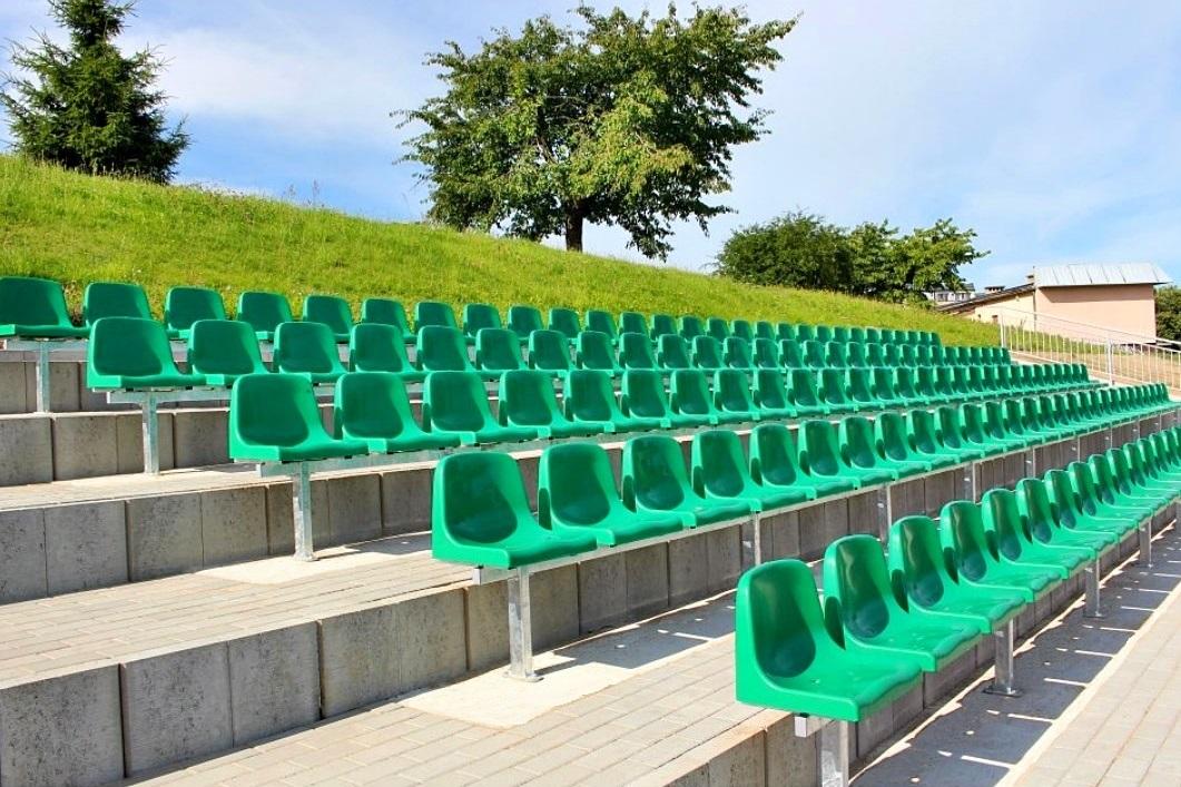 sedačky na tribuny prostar