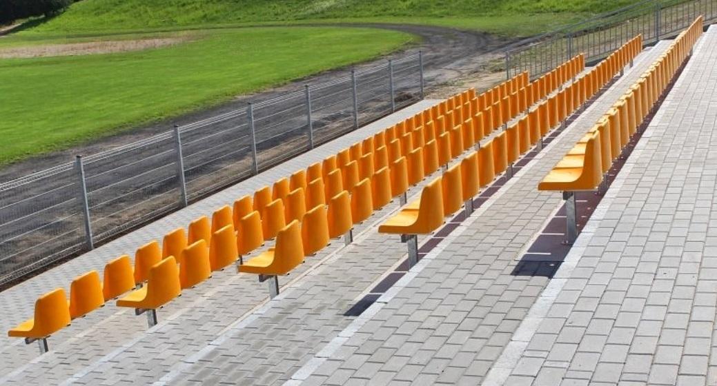 plastové sedačky na stadiony