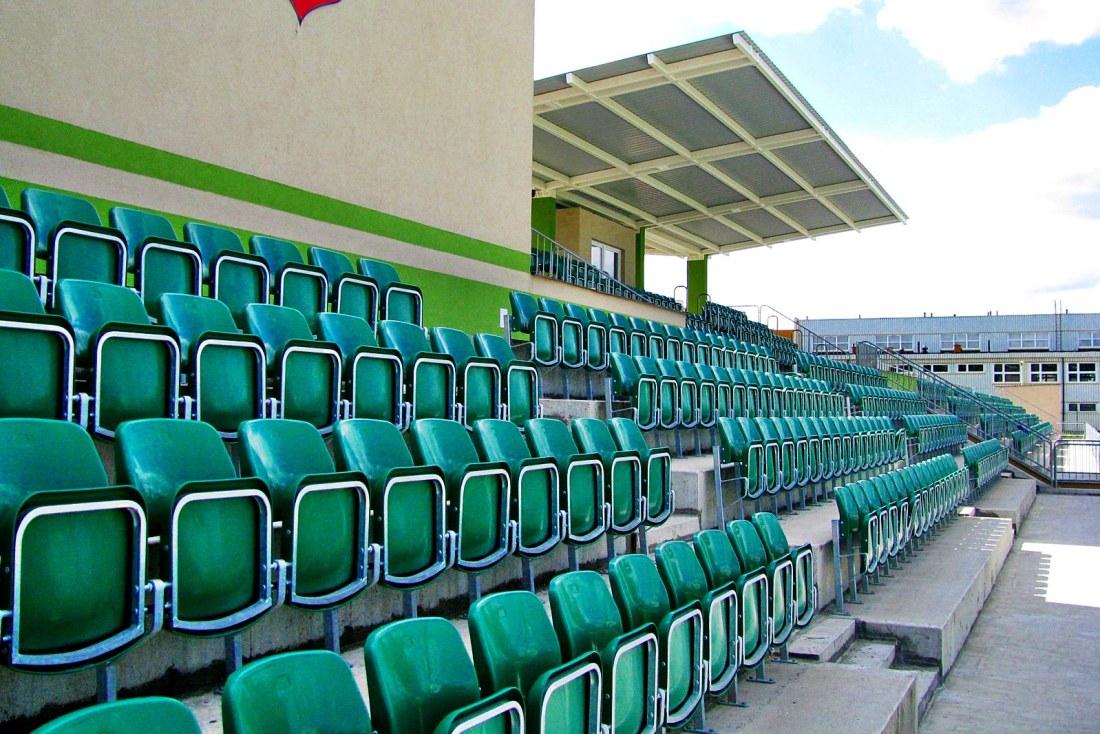 Sklopne plastové sedačky na tribuny sklopne sedačky na stadiony prostar