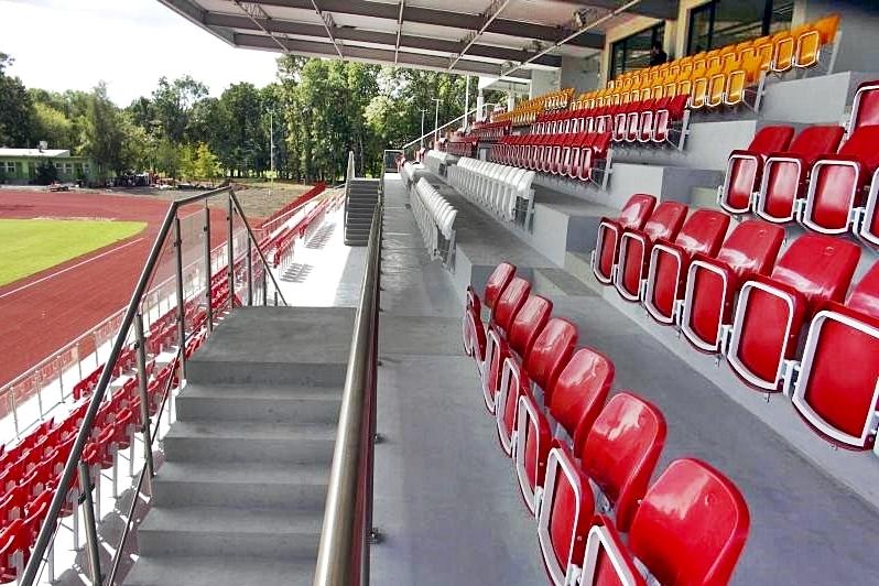 Sklopne plastové sedačky na tribuny sedačky na stadiony sklopne prostar